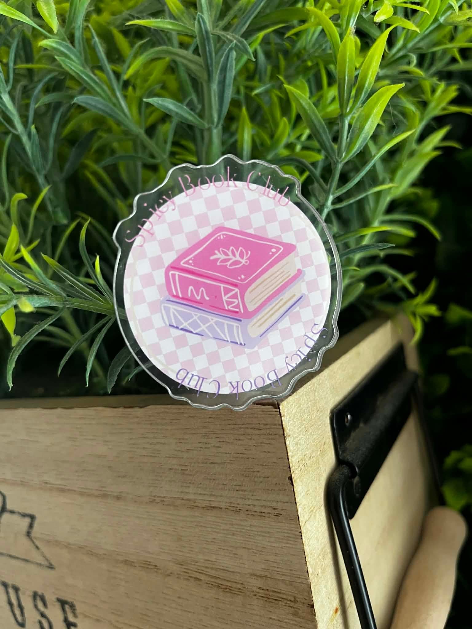 pop socket rond avec livres sur fond damier rose et beige