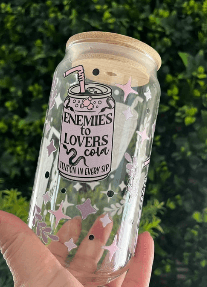 Verre avec capuchon en bois, paille en verre, design enemies to lovers violet