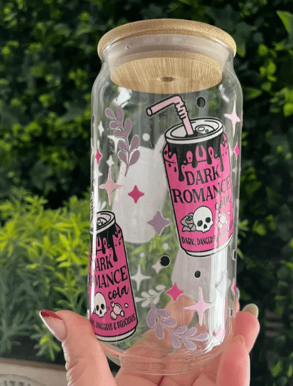 Verre avec capuchon en bois, paille en verre, design dark romance rose et noir